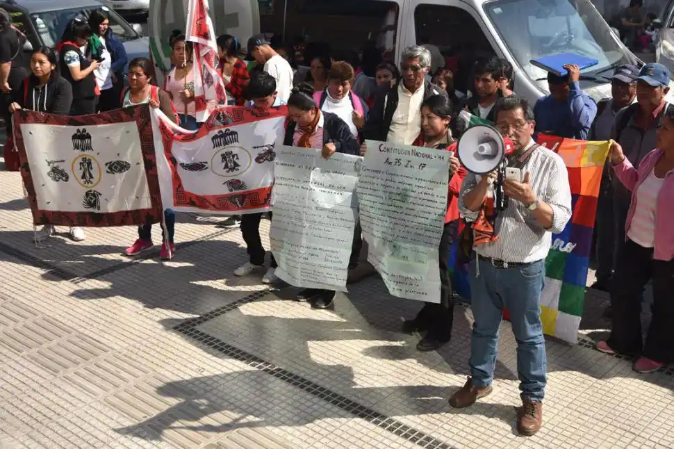 APOYO. Miembros de la comunidad se convocaron frente a los tribunales.  