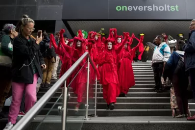 Protesta en Londres contra un ferrocarril de alta velocidad