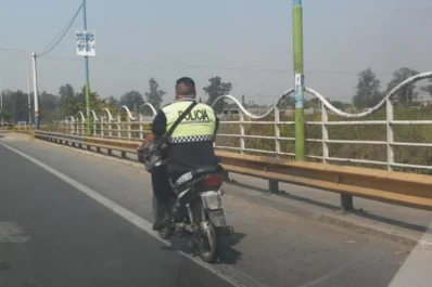 Policía sin casco en la ruta que va al Aeropuerto