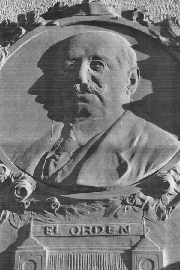 LOS TALLERES. Los tipógrafos de “El Orden” en febril actividad, en una fotografía de 1900.