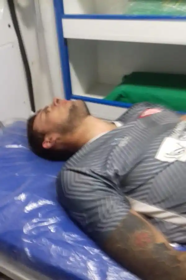 DESMAYADO. Un proyectil dejó inconsciente a Gramajo, defensor del “Gaucho”. 