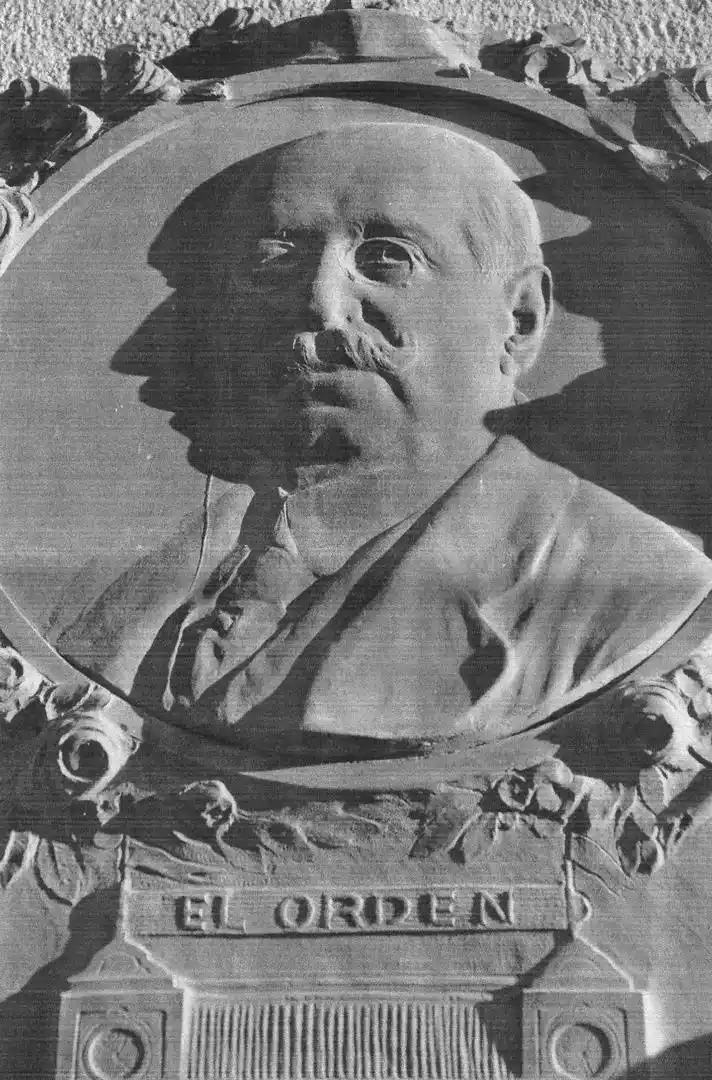 LOS TALLERES. Los tipógrafos de “El Orden” en febril actividad, en una fotografía de 1900.