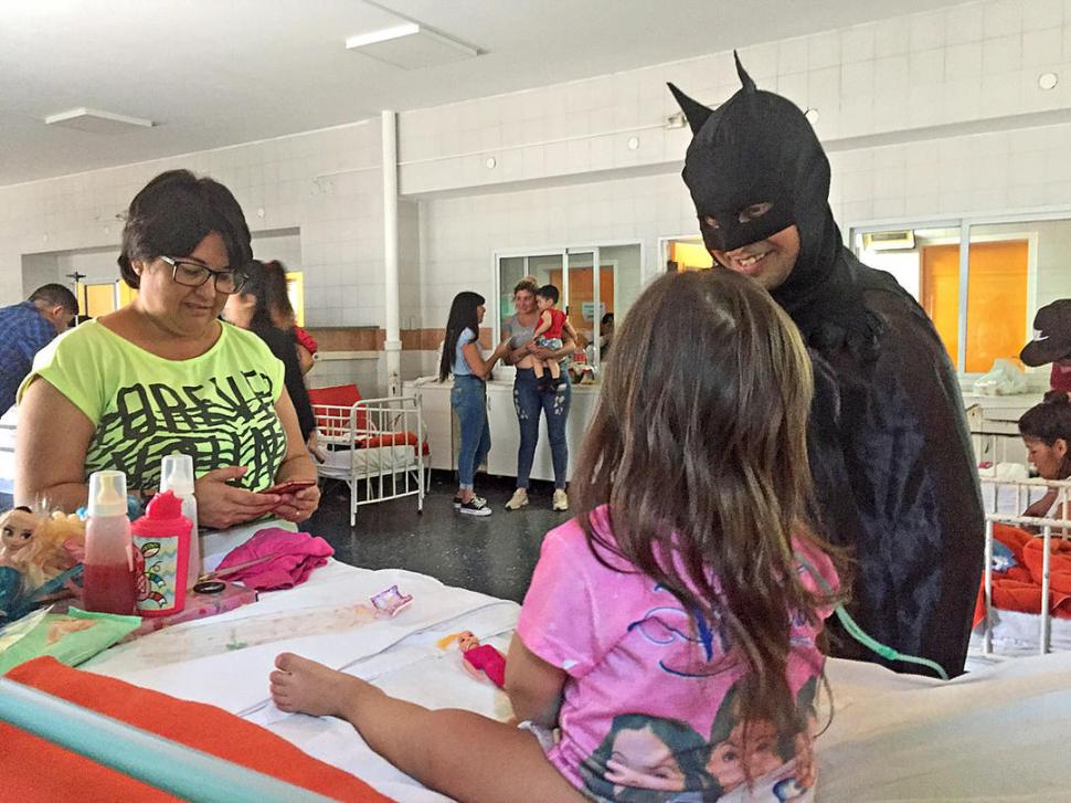LOS REGALOS. El grupo recibe donaciones de juguetes que luego entregan a los niños durante sus visitas.