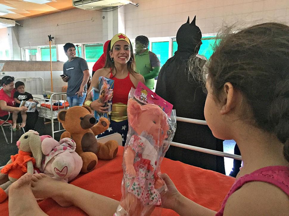 EN EL HOSPITAL DE NIÑOS. Los personajes entran en la sala de internación causando sorpresa y alegría en los niños y sus padres