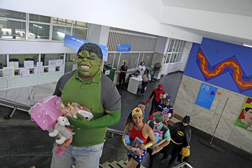 SUPERPODER. Batman se siente un superhéroe al que la sonrisa de los niños le salvó la vida.