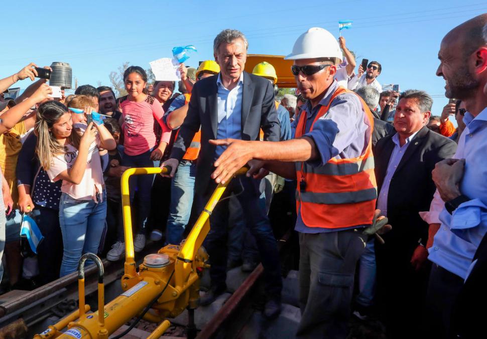 EN 7 DE ABRIL. Macri visitó las obras para recuperar las vías del ramal ferroviario C-8, inactivas desde hace 30 años. télam (archivo)
