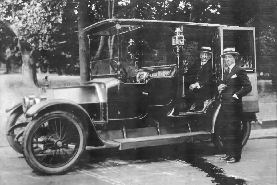 PLACA EN LA TUMBA. Rostro de León Rosenvald en relieve, en una placa de su mausoleo.