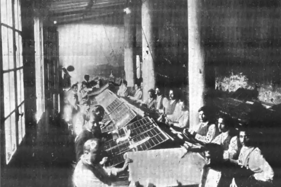 POEMA DE BORGES. Borrosa reproducción del poema “Villa Urquiza”, editado en “El Orden” de 1924.