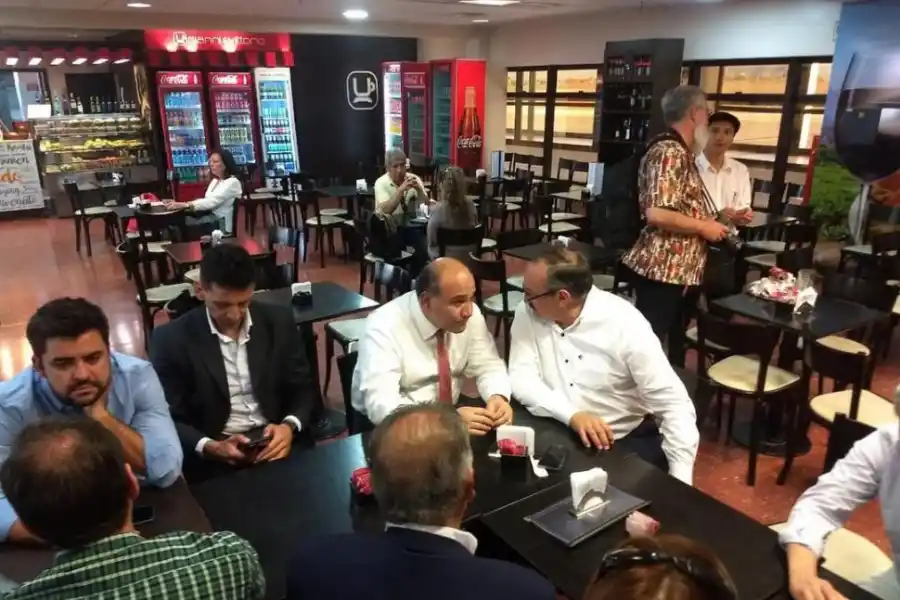 EN SALTA. Leavy habla con Manzur en el aeropuerto de la vecina provincia.