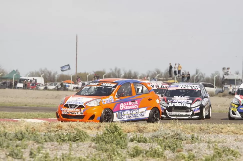 PRESIONADO. Maximiliano Bestani viaja adelante del “trencito” con su Nissan March. El tucumano intentará hoy cumplir con su sueño de victoria en la Clase 2. FOTO DE MARCELO RANEA  