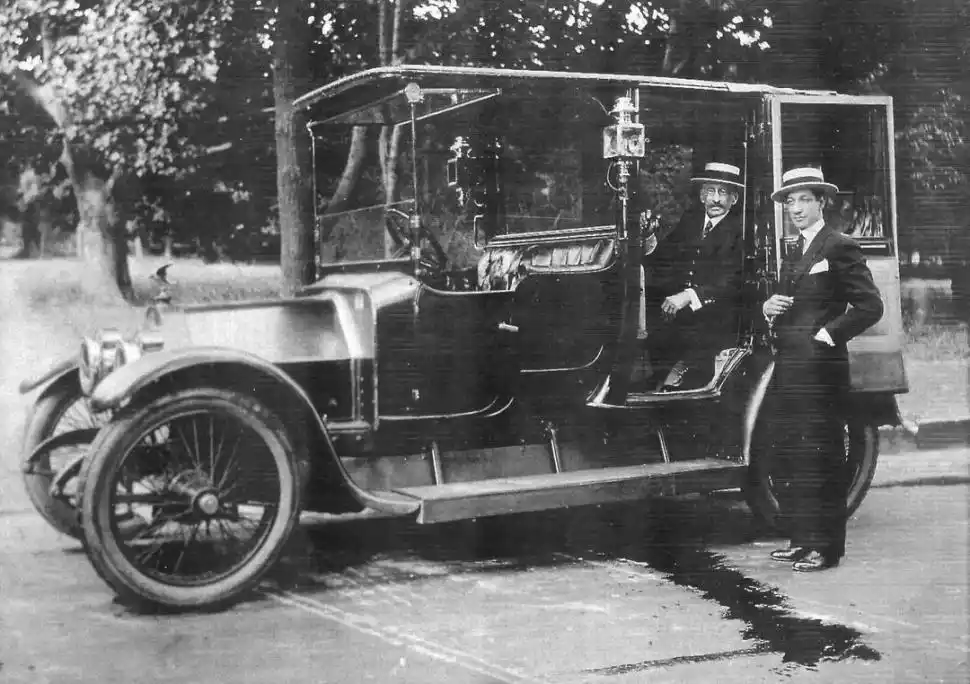 PLACA EN LA TUMBA. Rostro de León Rosenvald en relieve, en una placa de su mausoleo.