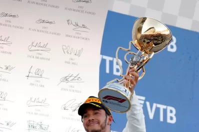 Fórmula 1: Hamilton les aguó la fiesta a los pilotos de Ferrari