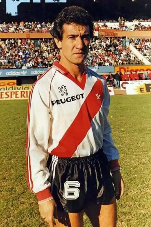 CON LA BANDA ROJA. Jugó dos temporadas en River, entre 1990 y 1992. 
