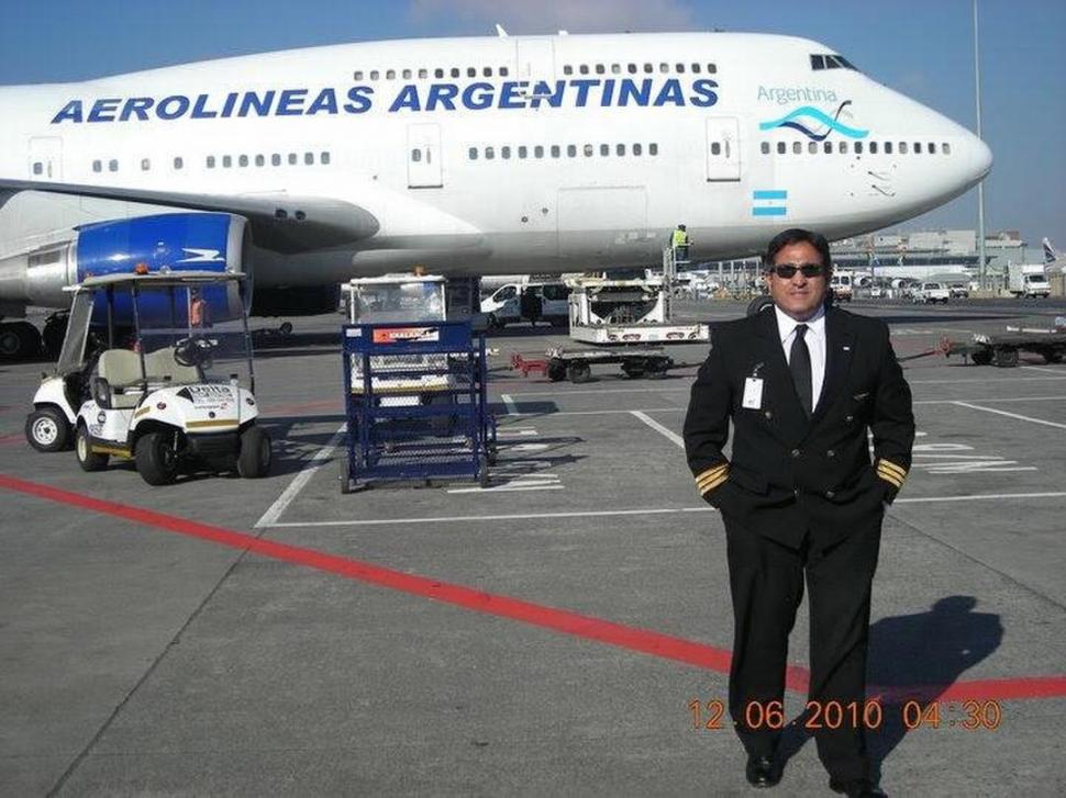 EN LA PISTA. Albornoz, primer tucumano formado en la aviación civil y comandante de Aerolíneas Argentinas.   