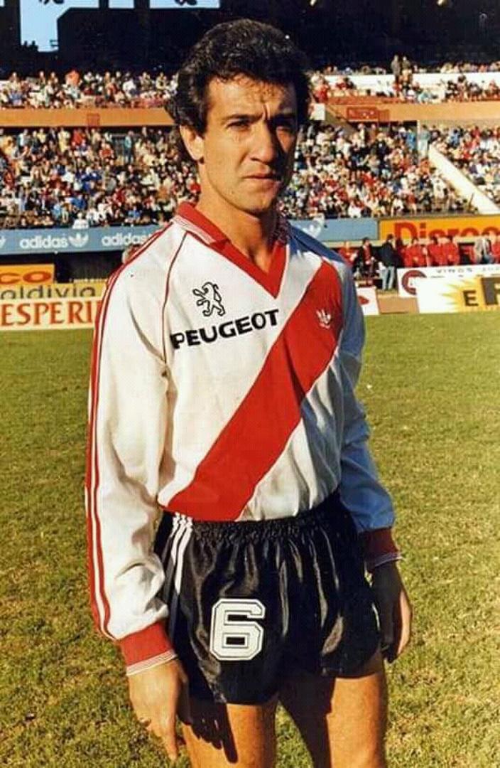 CON LA BANDA ROJA. Jugó dos temporadas en River, entre 1990 y 1992. 