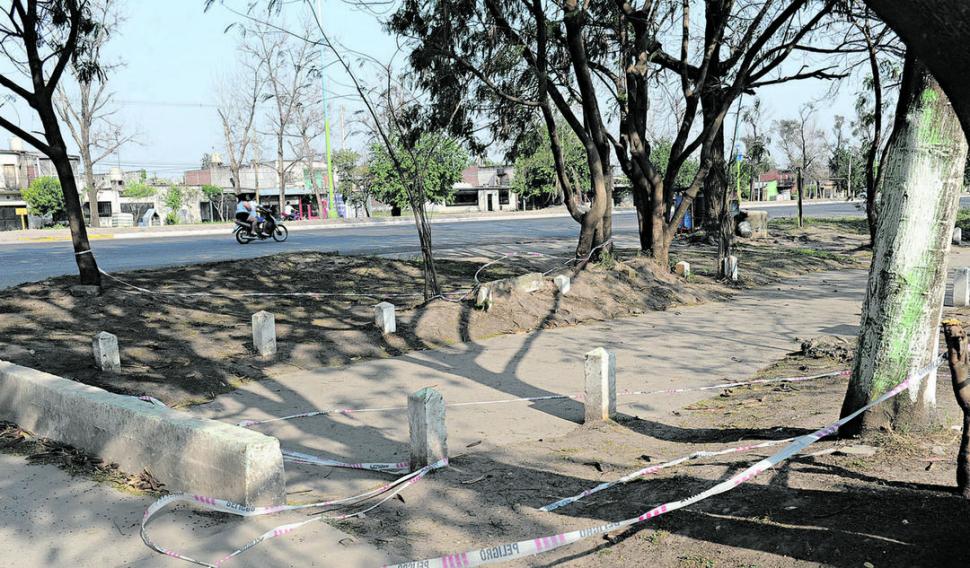 FINAL. En este lugar quedó detenido el auto y allí falleció el conductor.