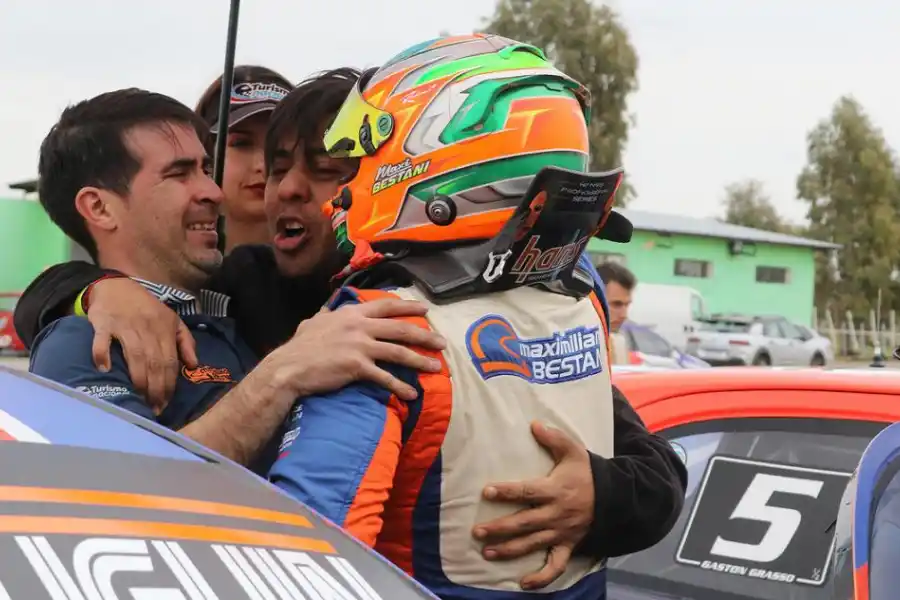 LOS PRIMEROS. Bestani llegó al sector de los ganadores y apenas se bajó recibió el abrazo de sus colaboradores.  