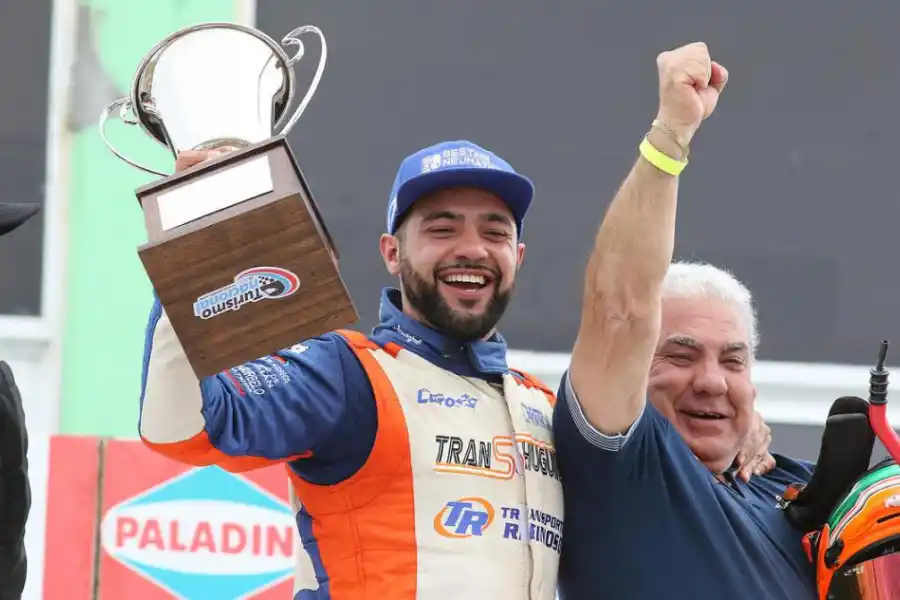 NO SE LO PERDIÓ. Hugo, papá del piloto, es abrazado por “Maxi” que sonríe en el primer escalón del podio.  