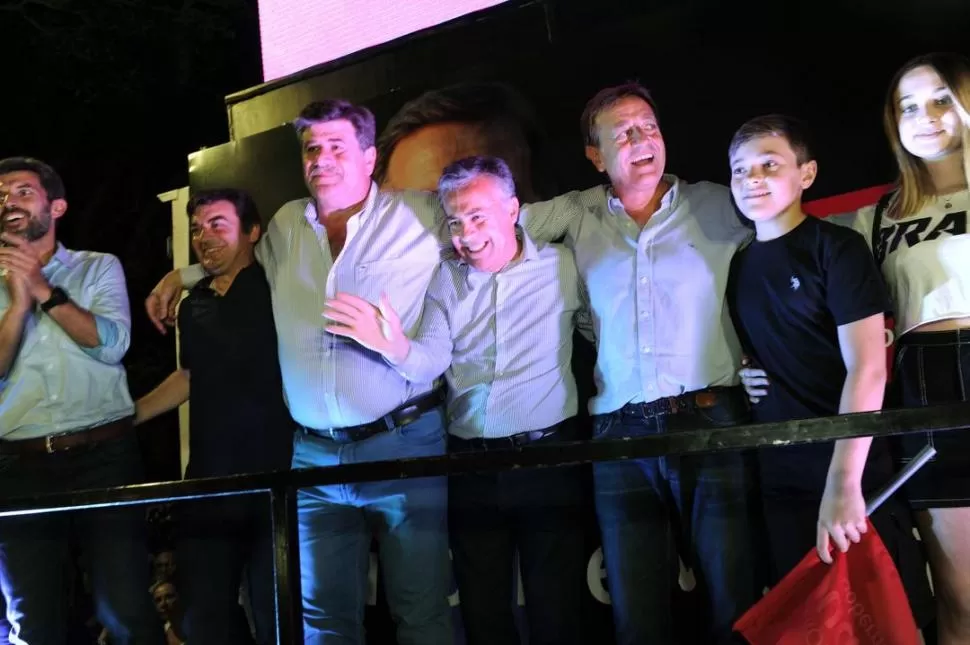 VICTORIA CONTUNDENTE. Cornejo (centro) y Suárez (a la derecha) celebran junto a otros dirigentes del espacio en el búnker de Cambia Mendoza. telam