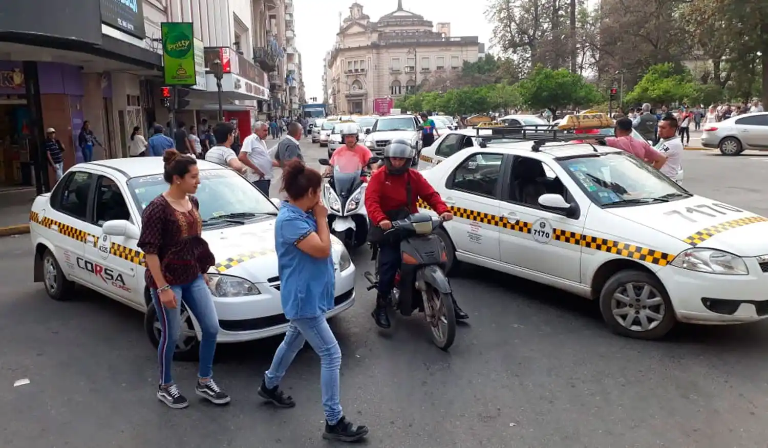 Inseguridad: taxistas bloquearon accesos a la Terminal y protestaron en la plaza Independencia
