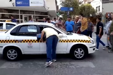 La protesta enfrentó a los taxistas en el microcentro tucumano