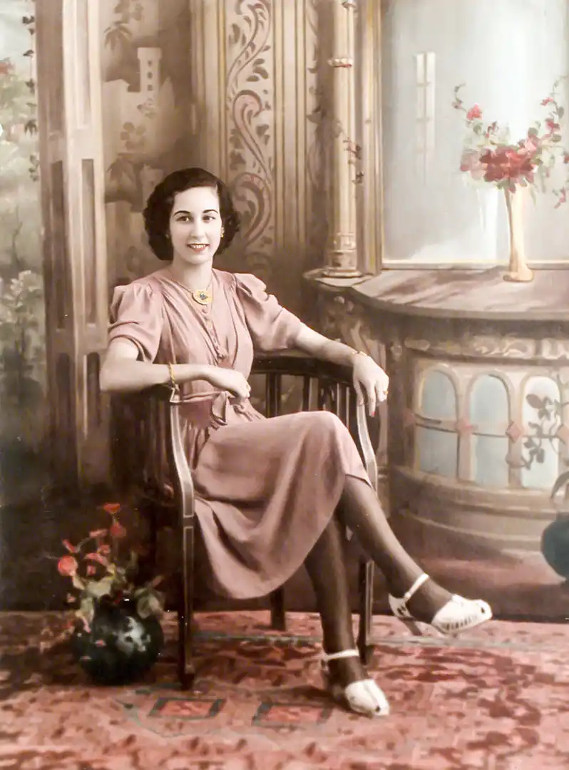 DAMA. Con decorado lujoso. 