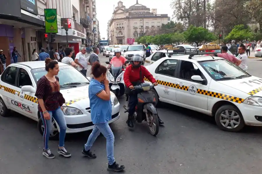 Inseguridad: taxistas bloquearon accesos a la Terminal y protestaron en la plaza Independencia