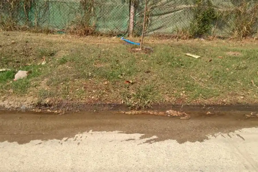 Soportan un lago de aguas servidas en el barrio Ampliación Tiro Federal