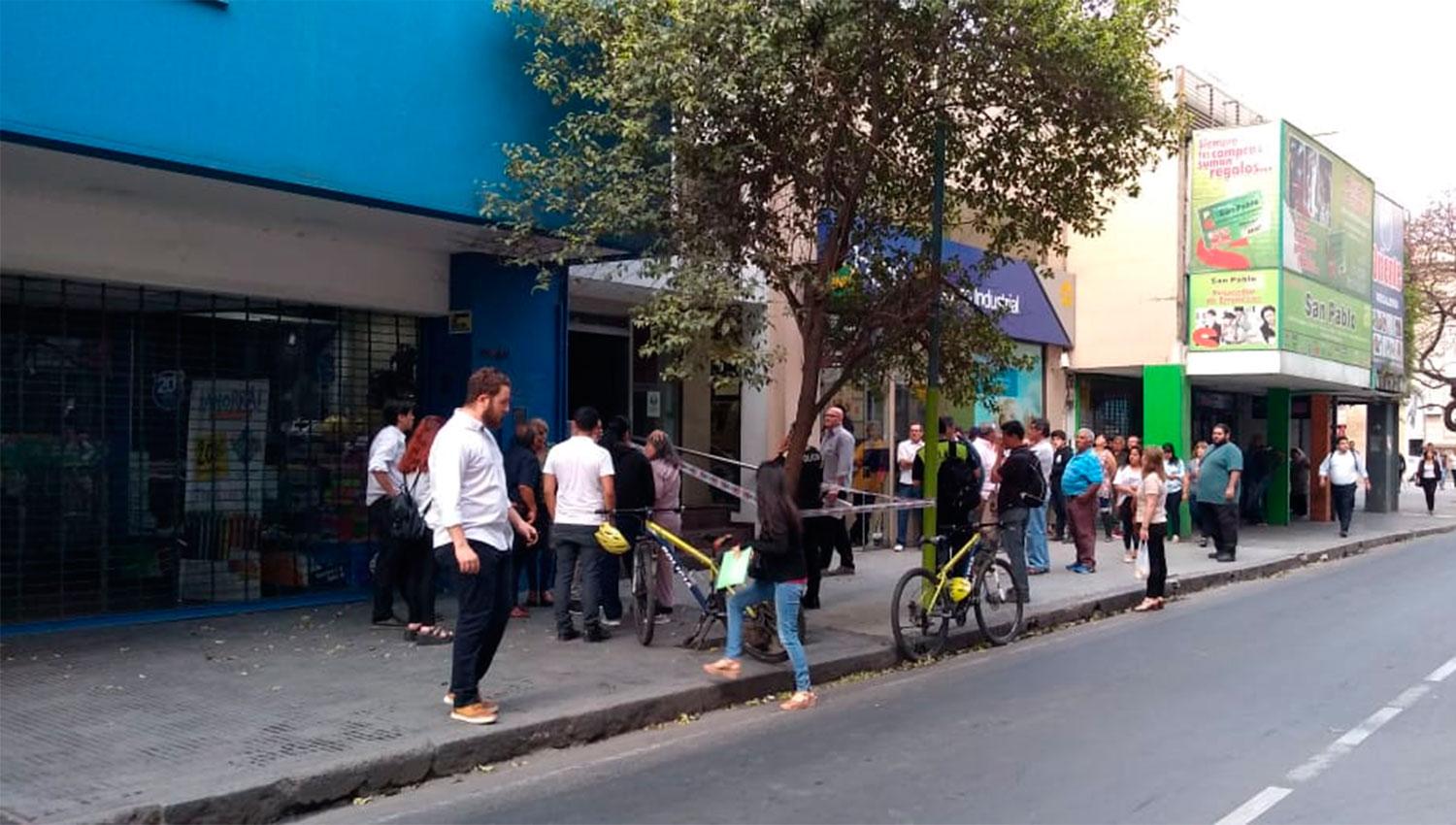 El incendio en un edificio generó tensión en la city tucumana