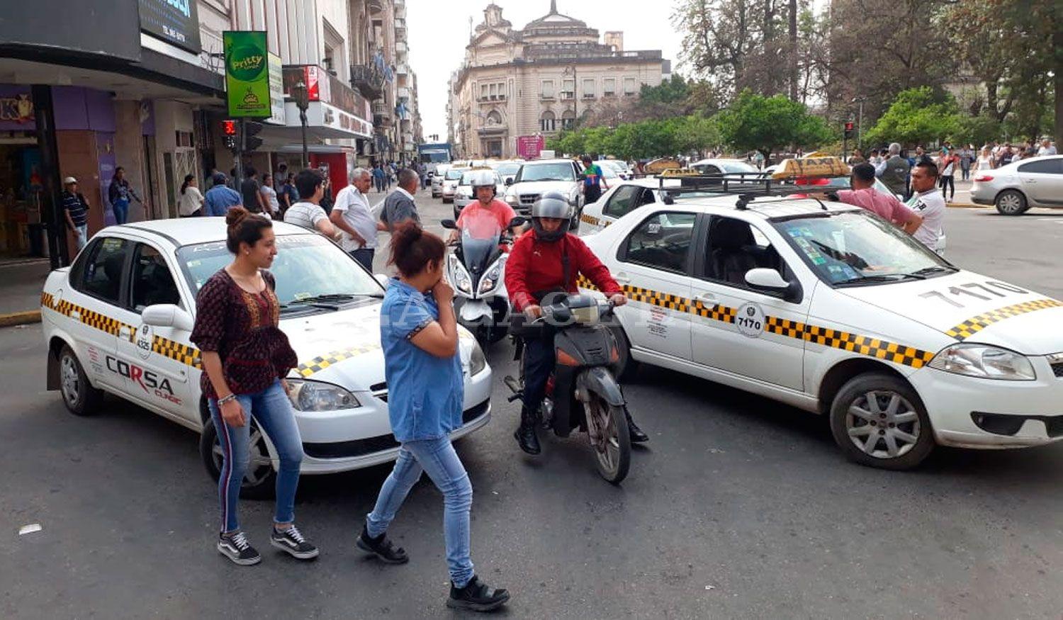 Inseguridad: taxistas bloquearon accesos a la Terminal y protestaron en la plaza Independencia