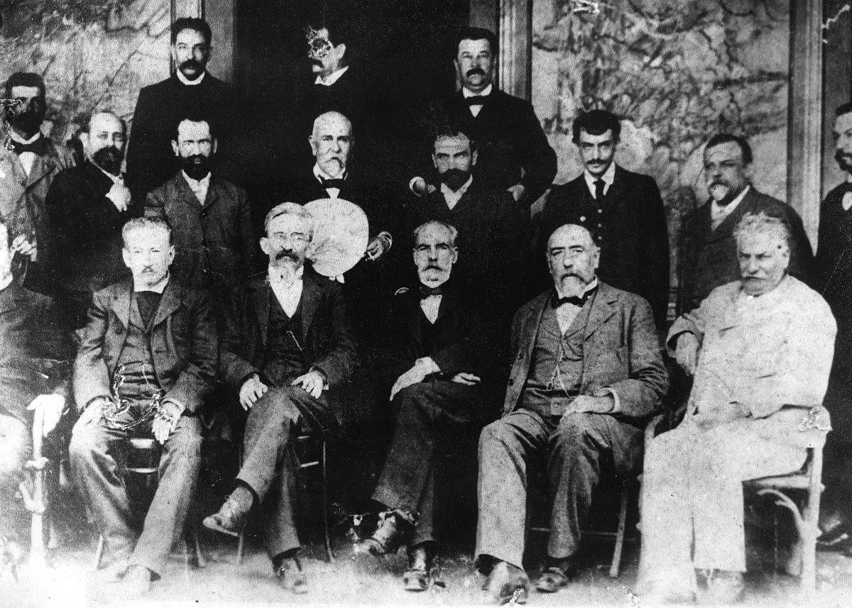 PEDRO ALURRALDE. En 1900, sentado al extremo derecho, con varios políticos tucumanos.