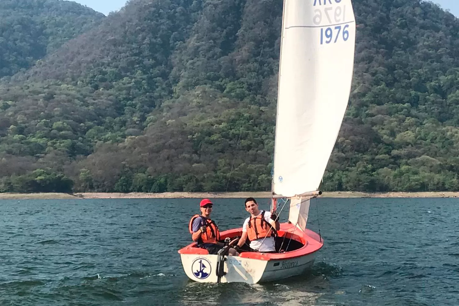 DUEÑOS DEL AGUA. Gordillo, de gorra, junto a Olmos posan como ganadores. El título ya estaba consumado luego de la regata en el dique “Celestino Gelsi”.