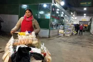 El Mercofrut y las historias de quienes la reman de abajo, como Manzanita y Rocío