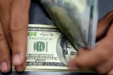 El dólar superó los $60 y el riesgo país llegó a 2.150 puntos