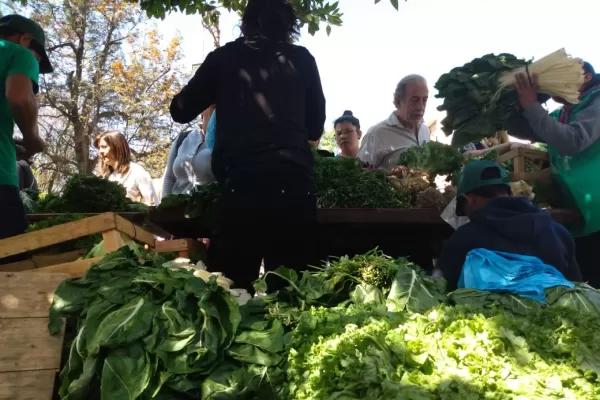 Algunos lanzan paros y piquetes; ellos prefieren que sus productos lleguen a manos tucumanas