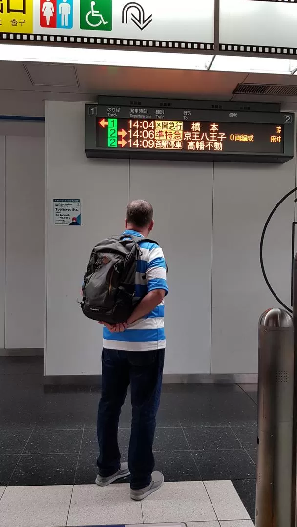 DUDAS. Un argentino intentando entender cuál tren tomar para llegar al estadio. fotos de federico esposito (enviado especial) 