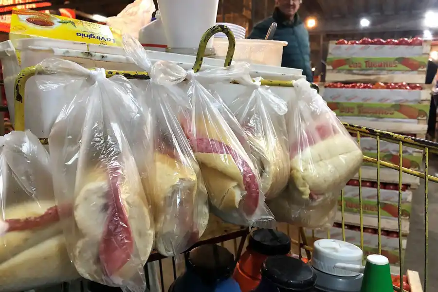LA DELICIA. El apretao de salame y queso sale acompañado de un café batido increíble.