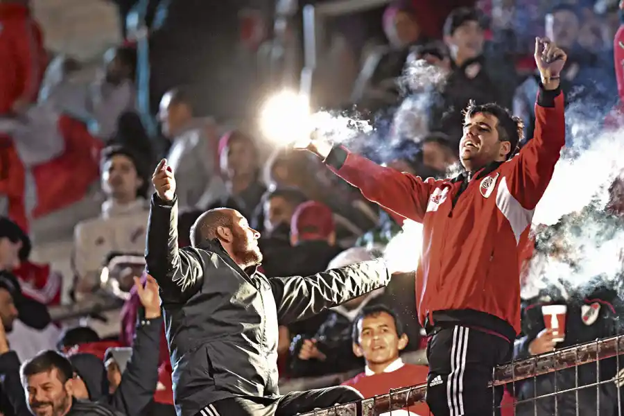 MULTITUD BIEN CONTENIDA. Miles de hinchas “millonarios” respetaron todas las indicaciones que realizó la policía. 