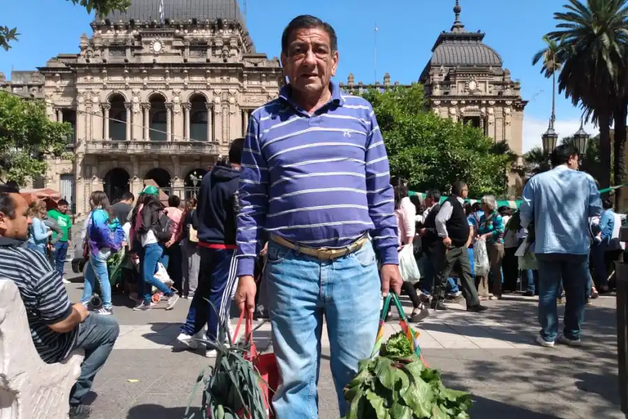 CON LAS MANOS OCUPADAS. Julio Franco, comprador. 