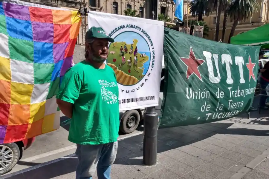 ATENTO A TODO. Luis Fronteras después de hablar por micrófono ofreciendo ofertas