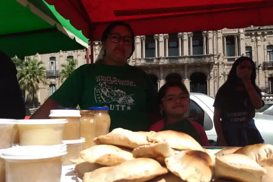 EMPANADILLAS PARA TODOS. Paula junto a la pequeña en uno de los puestos