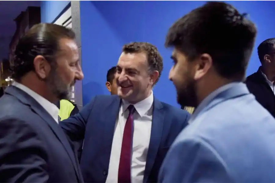 DIÁLOGO. El peronista Juri, con los radicales Albarracín y Salazar.