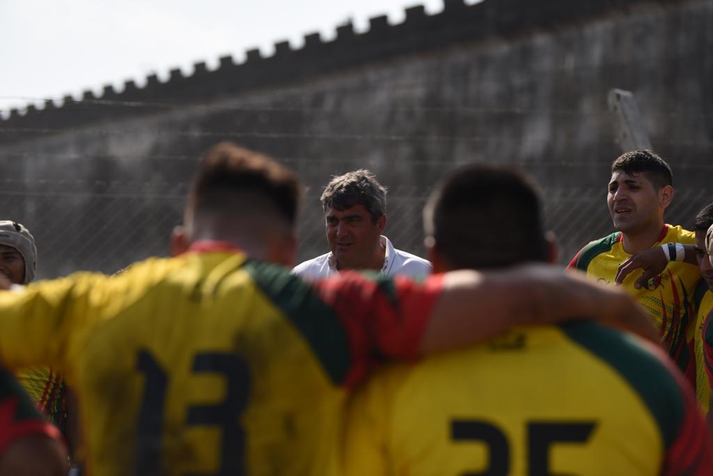 El entrenador, Patricio Perondi, les da un discurso a sus jugadores antes de comenzar el partido.