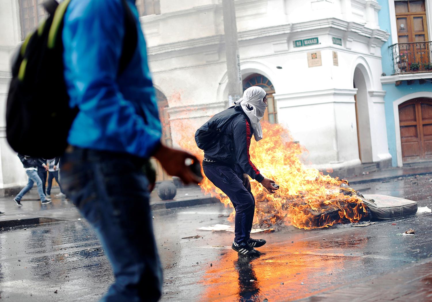En Quito, las calles están bloqueadas por los enfrentamientos.