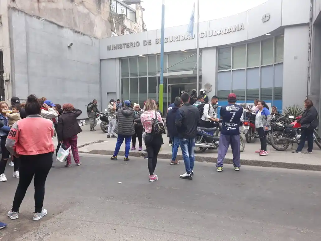 Se amotinaron los presos de la comisaría 1ª y familiares cortan la San Martín al 200