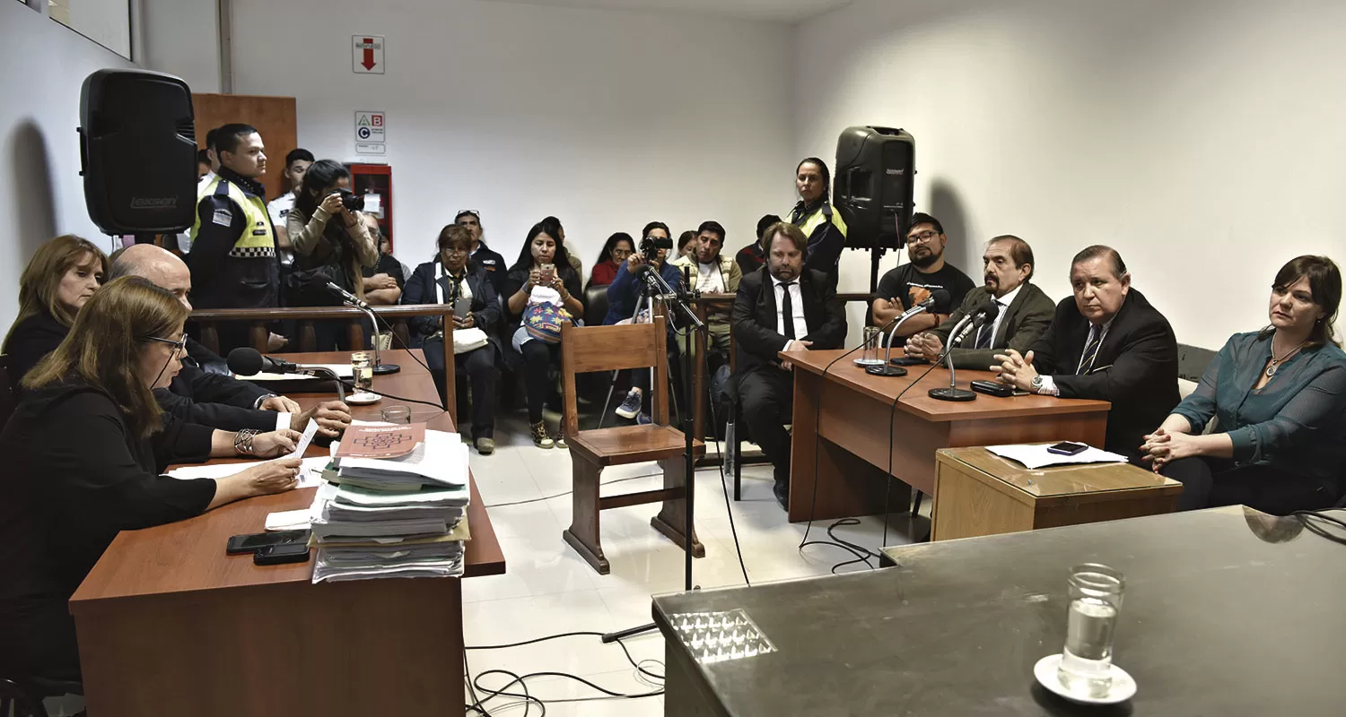 PRESENCIA. Unos 20 miembros de la comunidad viajaron desde El Chorro para presenciar el final del juicio. 