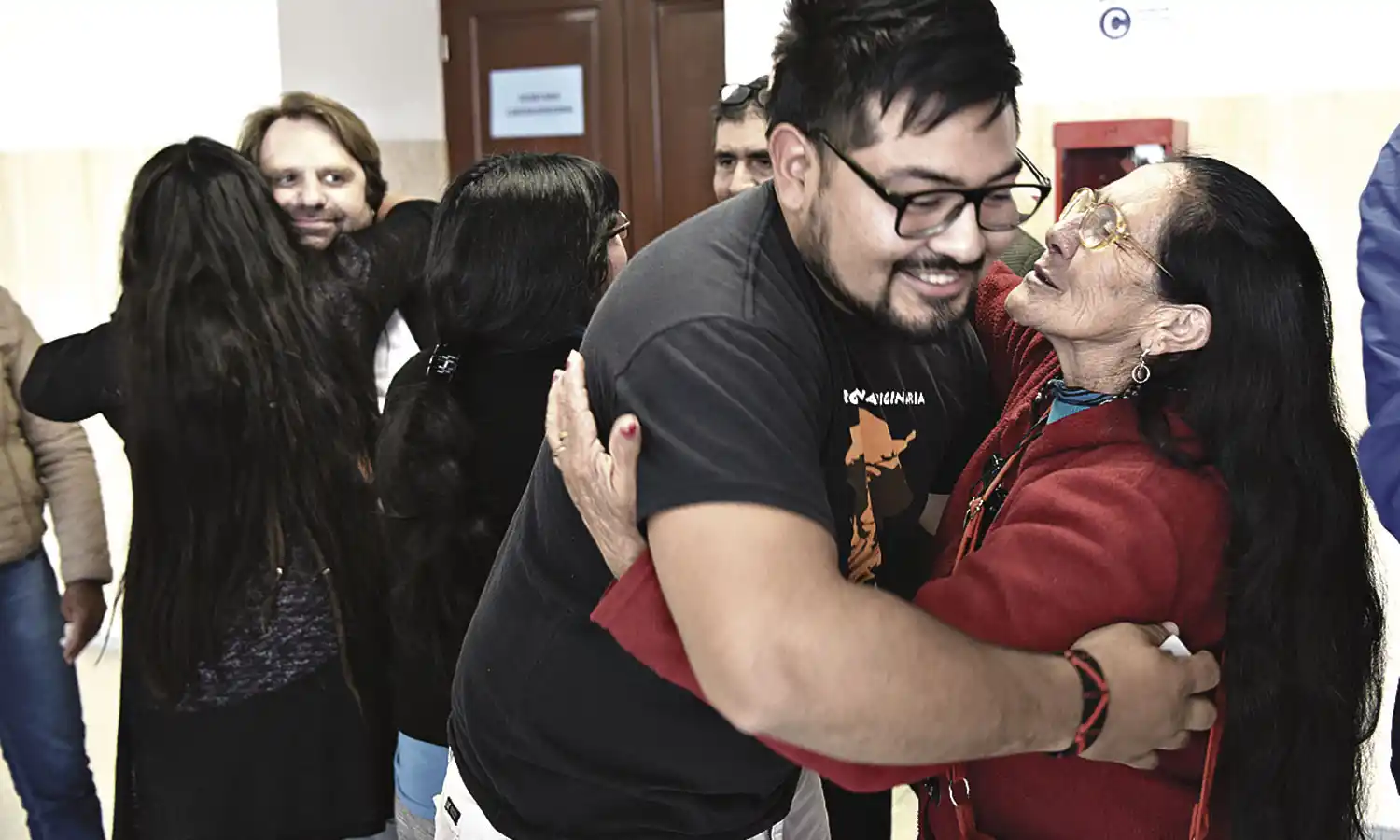 EMOCIONES. Chocobar recibió los saludos de sus familiares y amigos. 