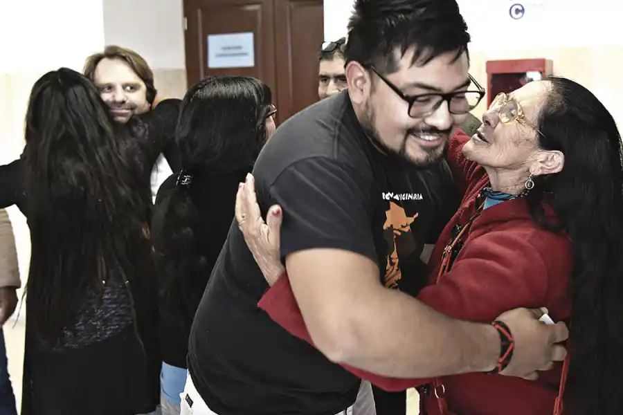 EMOCIONES. Chocobar recibió los saludos de sus familiares y amigos. 