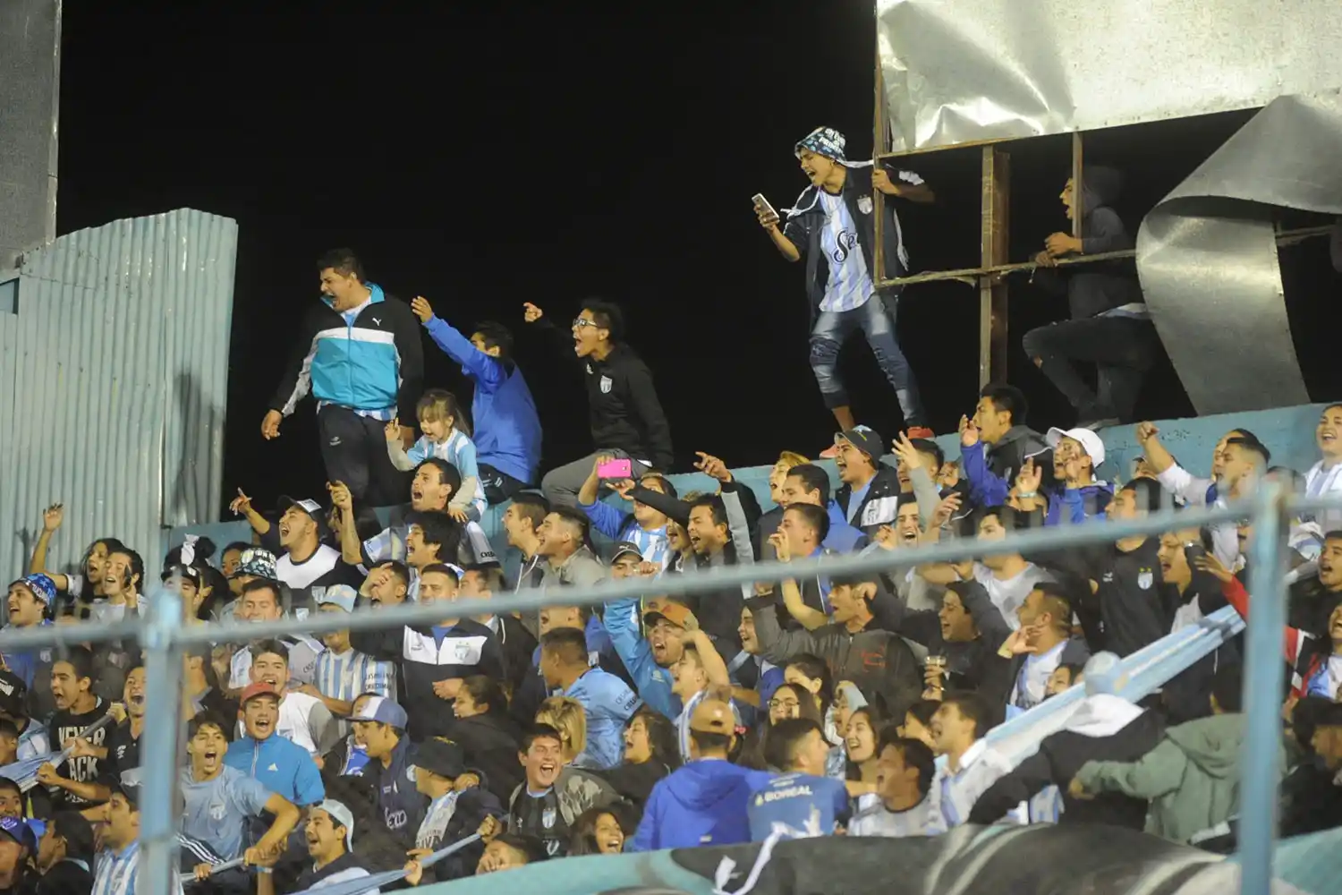 CON MUCHA ACTITUD. Las tribunas vivieron el partido como una final. Nunca pararon de cantar y eso ayudó a que el equipo mantenga la actitud en los 90 minutos. 