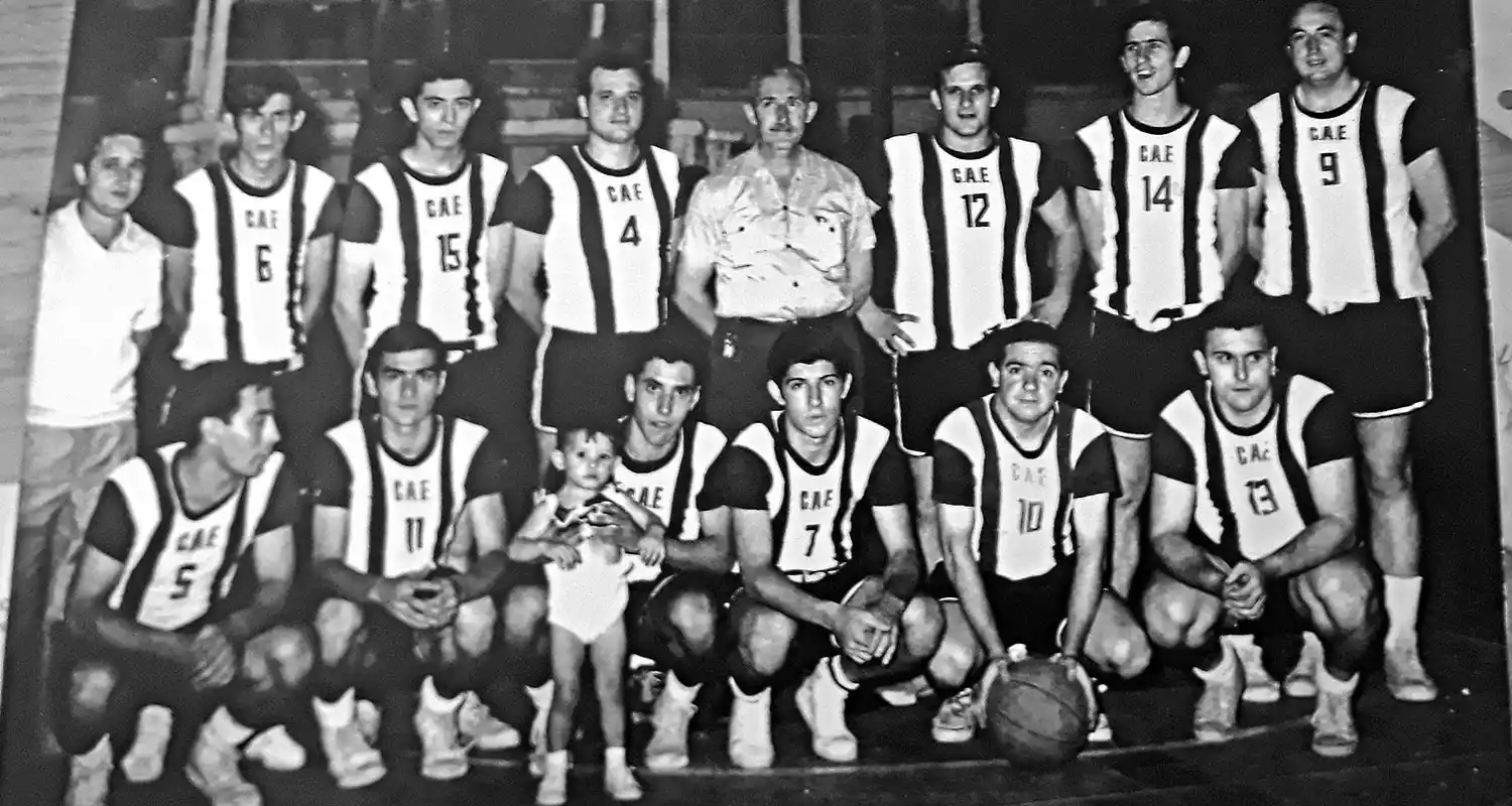 HISTÓRICO. En la foto, aparece el plantel de Estudiantes que en la temporada 1968 logró adjudicarse el Anual de Primera división de la Asociación Tucumana de Basquetbol. El quinteto de Monteagudo 955 venció en el cotejo decisivo a Juan Bautista Alberdi. El encuentro final se desarrolló en el estadio de Defensores de Villa Luján, que lució como en sus mejores noches.